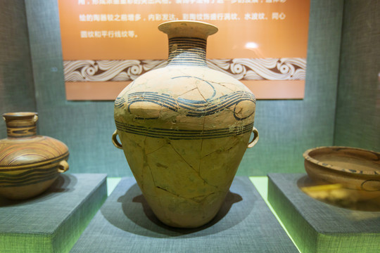 中国农业博物馆水波纹双耳瓶