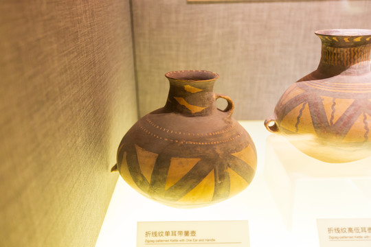 中国农业博物馆折线纹单耳带鋬壶
