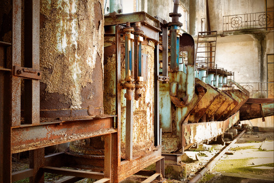 遗弃工厂生锈的机器