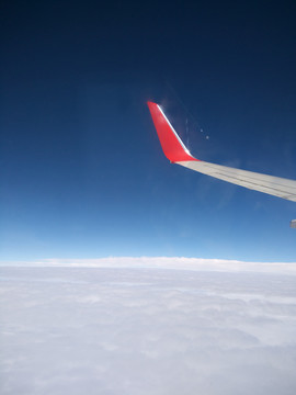 云层中的飞机机翼