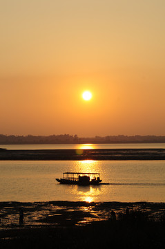 江边轻舟夕阳