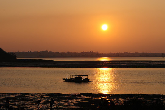 江边轻舟夕阳