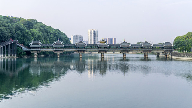 湖畔风雨桥