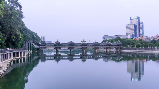 湖畔风雨桥风貌