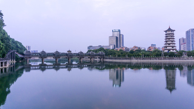 湖畔风雨桥风景