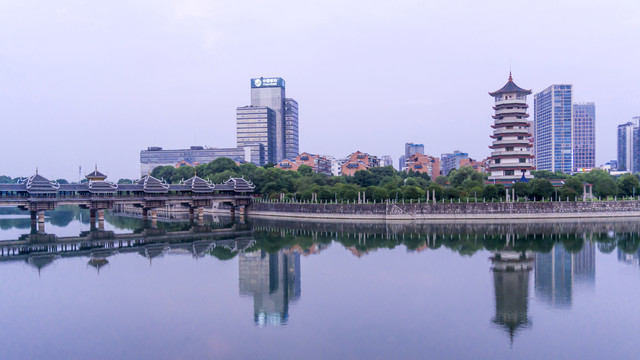 湖畔风雨桥风貌