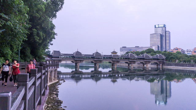 湖畔风雨桥