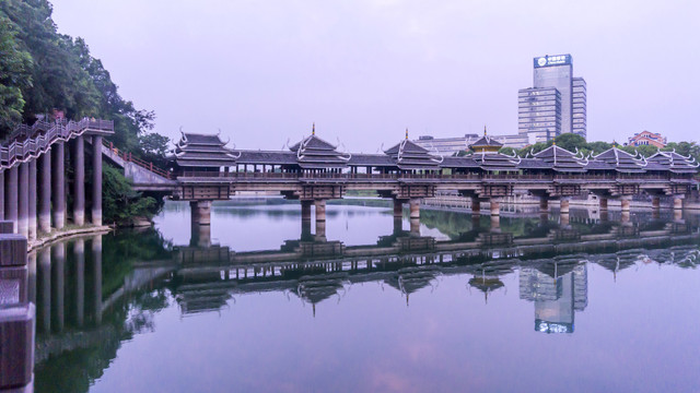 湖畔风雨桥晚霞