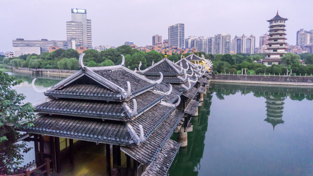 湖畔风雨桥