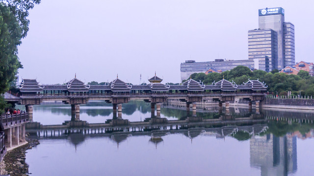 湖畔风雨桥风采