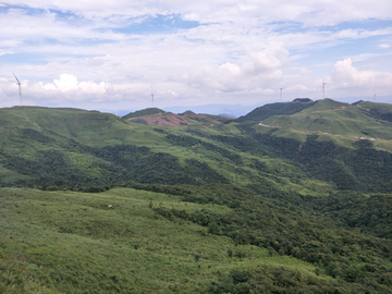 蓝天绿地盘山路