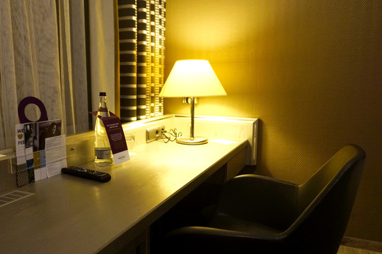 商务酒店书桌和台灯