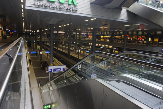 德国柏林中央火车站站台内景