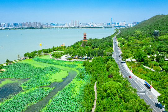 航拍徐州云龙湖风景区湖东路