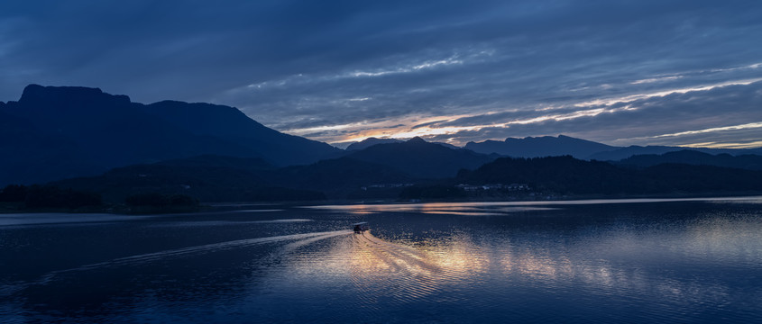 瓦屋山雅女湖蓝色夜空宽幅