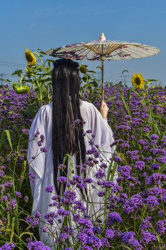 花丛中的古装美女