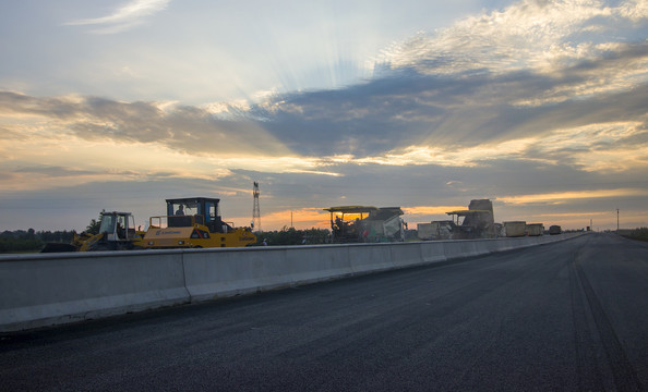 傍晚高速公路工地