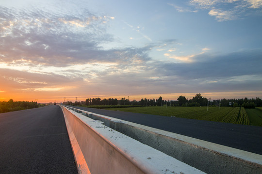 傍晚高速公路工地