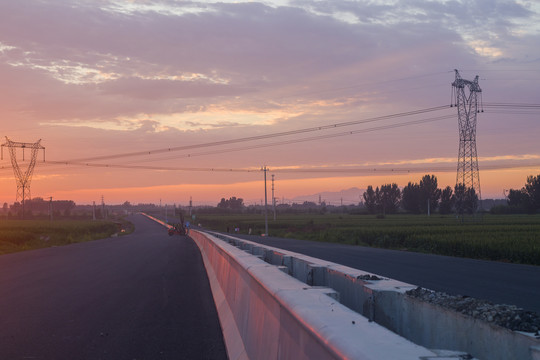 傍晚高速公路工地