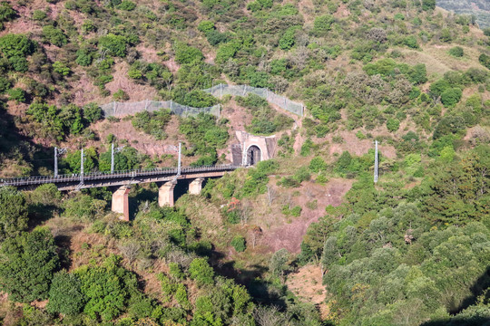 铁路桥山洞