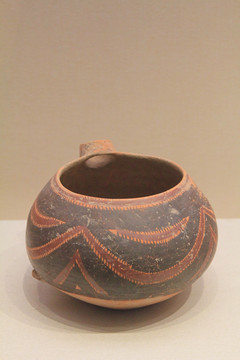 4000年前锯齿纹带流陶罐
