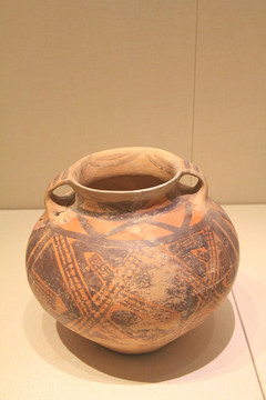 马厂类型彩陶罐4000年前