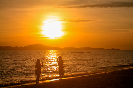 夕阳剪影大海