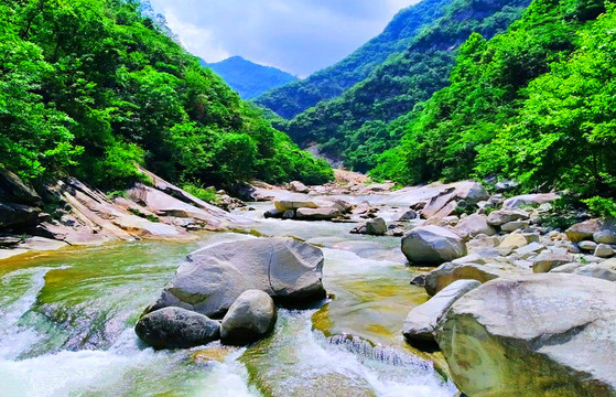 深山河流