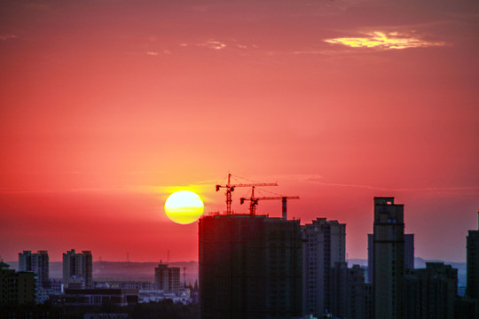 太阳从塔吊处升起