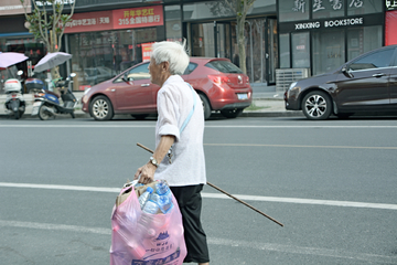 捡垃圾的老人