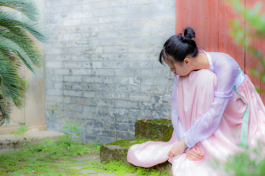 庭院里的汉服少女