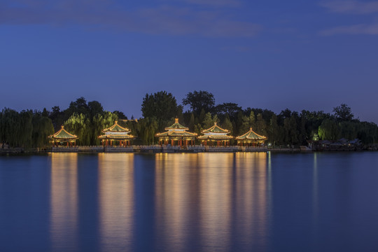 北京北海公园五龙亭夜景