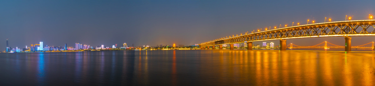 武汉夏日城市天际线夜景风光
