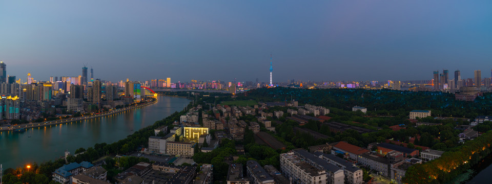 武汉夏日城市天际线夜景风光