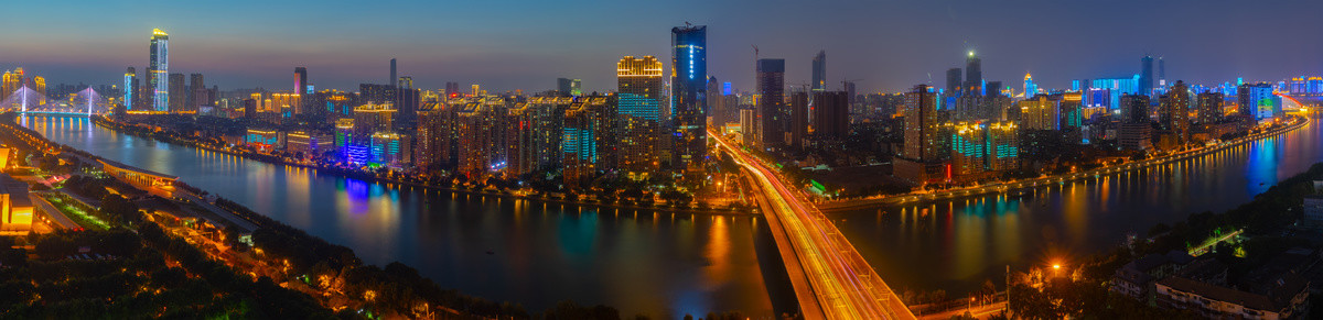 武汉夏日城市天际线夜景风光