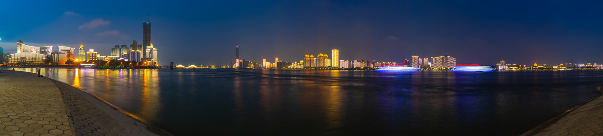 武汉夏日城市天际线夜景风光