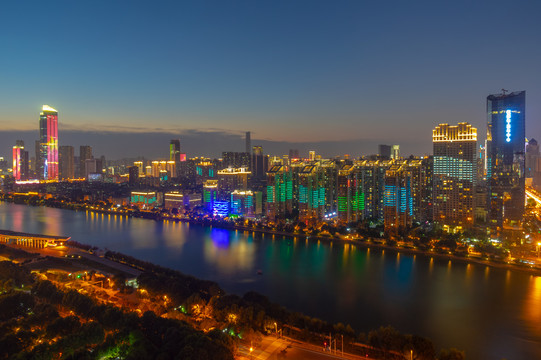 武汉夏日城市天际线夜景风光