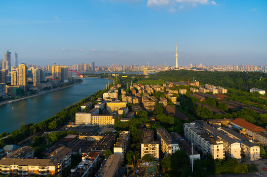 武汉夏日迷人城市天际线风光