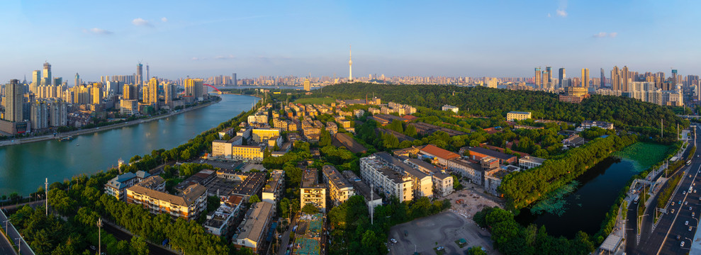 武汉夏日城市天际线迷人风光