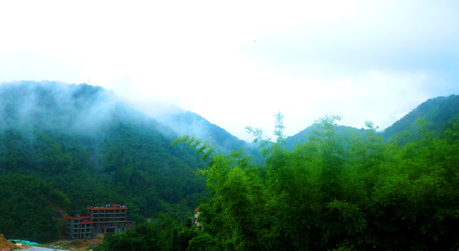 雨后山中云雾