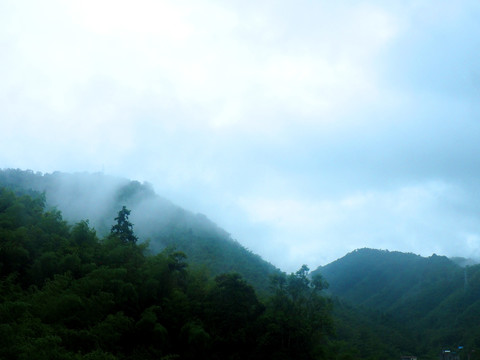 雨后山中云雾