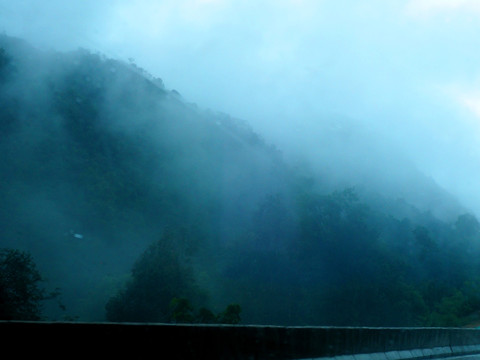 雨后山中云雾