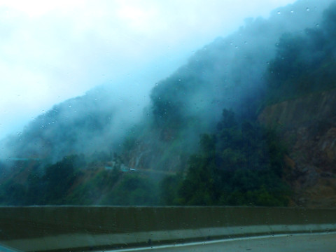 雨后山中云雾