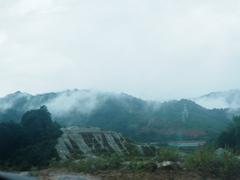 雨后山中云雾