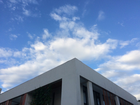 蓝天白云与住宅建筑