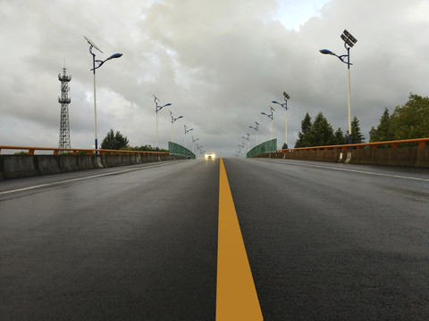 雷雨天路面