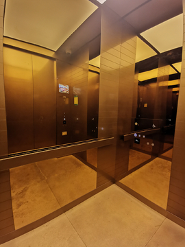 电梯内景