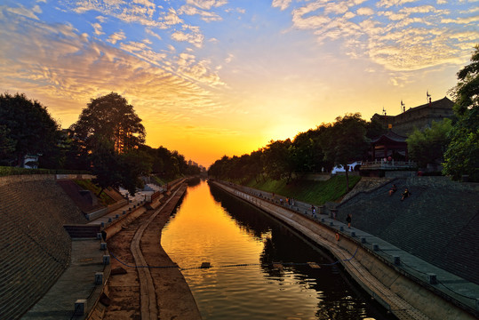 夕阳下的西安护城河