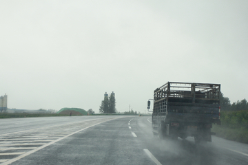 雨中的公路