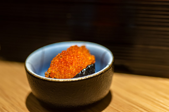 日本料理鱼子酱寿司